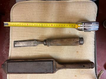Scalpello e pietra affilatrice vintage