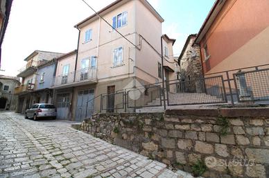 CASA SEMINDIPENDENTE A BUSSO