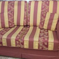 Divano 2 posti rosso-beige + 2 cuscini abbinati