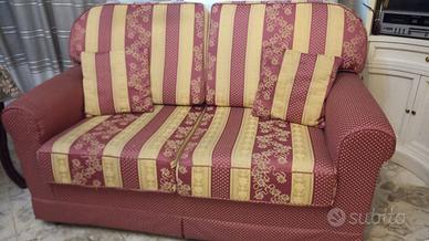 Divano 2 posti rosso-beige + 2 cuscini abbinati