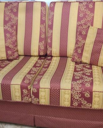 Divano 2 posti rosso-beige + 2 cuscini abbinati