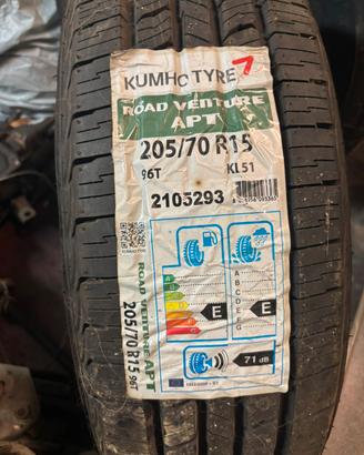 2 pneumatici nuovi misure 205/70/15