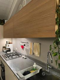 Cucina lineare bianco laccato, quarzite e rovere