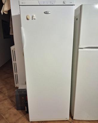 Congelatore verticale a cassetti 