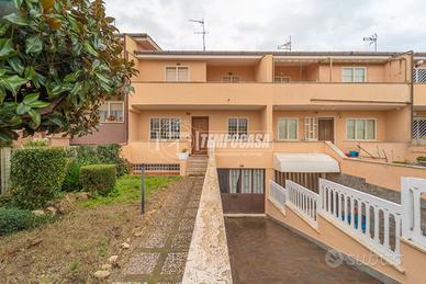 VILLA TRILIVELLO CON DOPPIO GIARDINO E BOX AUTO