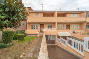 VILLA TRILIVELLO CON DOPPIO GIARDINO E BOX AUTO