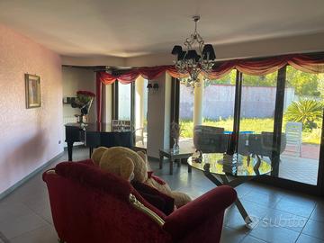 Villetta capofila con giardino e box