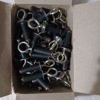 N. 50 tasselli giganti ad occhiello chiuso.