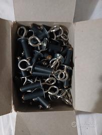 N. 50 tasselli giganti ad occhiello chiuso.