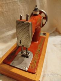Macchina per cucire giocattolo vintage 
