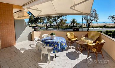 Duplex sul lungomare per giugno e luglio rif.8