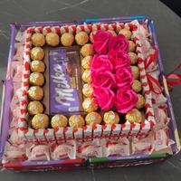 BOX  ARTIGIANALE CON ROSE E DOLCI