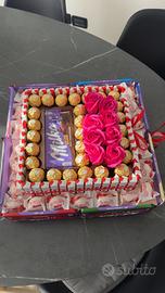 BOX  ARTIGIANALE CON ROSE E DOLCI