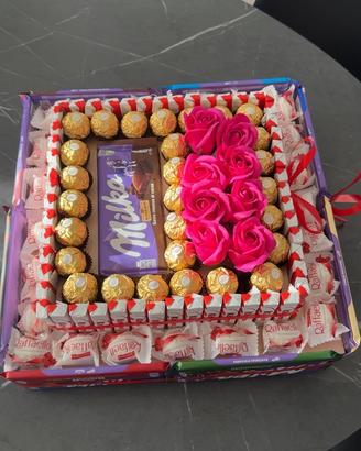 BOX  ARTIGIANALE CON ROSE E DOLCI