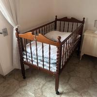 Culla antica in legno