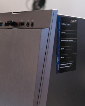 PC modello ASUS G 10AC con tastiera