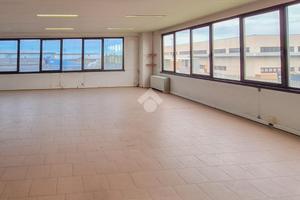 NEGOZIO A CASSANO D'ADDA