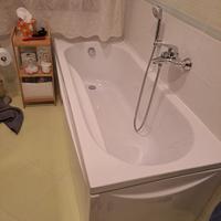 vasca da bagno con pannelli e miscelatore