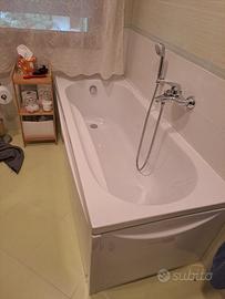 vasca da bagno con pannelli e miscelatore