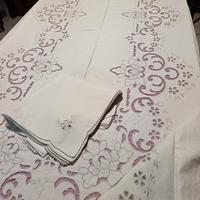 tovaglia da 12  puro lino ricamo e intaglio. 