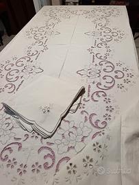 tovaglia da 12  puro lino ricamo e intaglio. 
