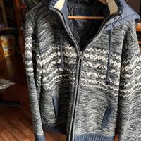 Cardigan invernale con zip e cappuccio imbottito