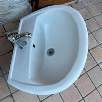 Lavabo bagno sospeso con rubinetto