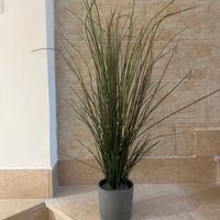 Pianta finta con vaso