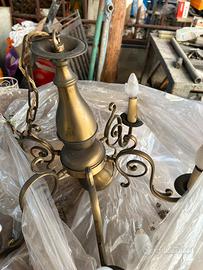 Vari lampadari in ottone