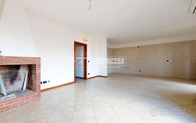 Appartamento di Ampie Dimensioni in Complesso Res