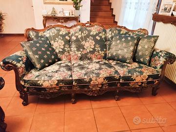 Divano tre posti con poltrone