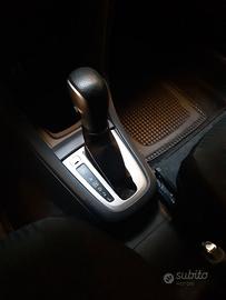 autovettura metallizzata grigia