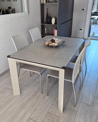 Tavolo La Seggiola con piano in vetrocemento