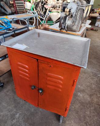 carrello attrezzi con ruote
