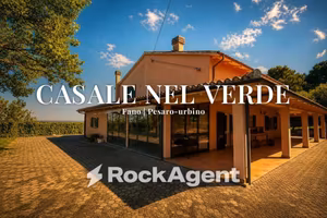Rustico / Casale di 370 m² con 5 locali e box auto