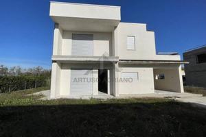 Villa di 141 m² con 4 locali e box auto a Loria
