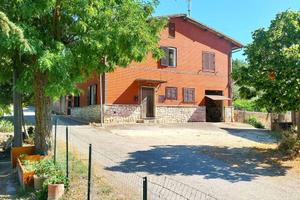 Villa di 220 m² con più di 5 locali e box auto a C