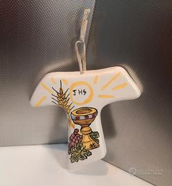 Tau di Caltagirone con simboli sacri