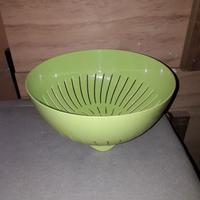 SCOLAPASTA VERDE IN PLASTICA  SENZA MANICI
