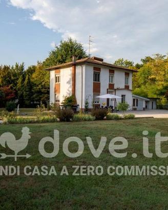 Villa di 254 m² con più di 5 locali e box auto a C