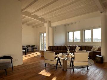 Appartamento di 150 m² con 4 locali e box auto a T