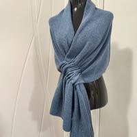 sciarpa celeste argentata con chiusura a nodo 