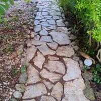 pietra naturale per pavimentazione giardino 