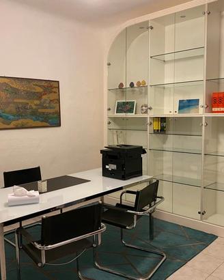 Libreria in legno, con ante in vetro