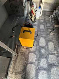 Aspirapolvere verticale con dettagli rossi