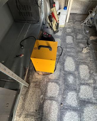 Aspirapolvere verticale con dettagli rossi