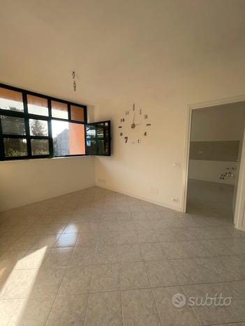 Duplex in piccolo contesto con grande garage