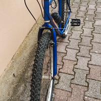Bicicletta Mountain bike recuperata e rimessa a nu