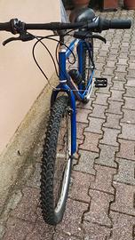 Bicicletta Mountain bike recuperata e rimessa a nu