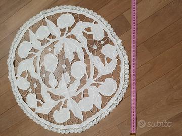 centrino vintage con ricamo a intaglio